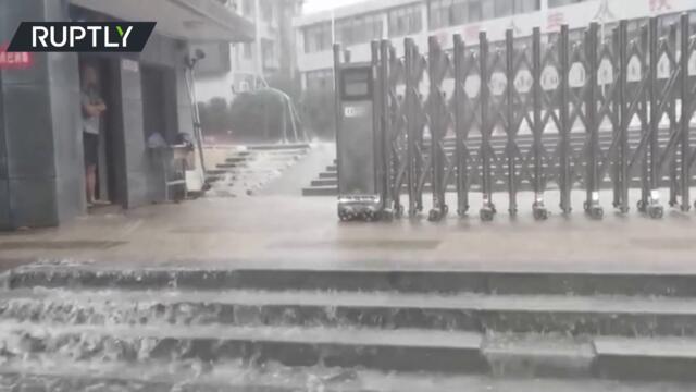 Heavy rains reach China leading to flooded roads and traffic blocks