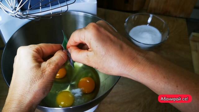 Висок, пухкав, сочен кекс (блат за торта) Molly. Лесна и бърза рецепта със сметана.