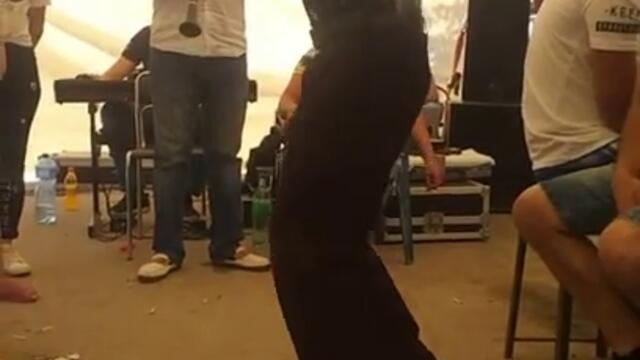 Дядо играе кючек