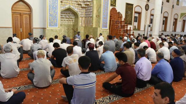 ДАР НАМОЗИ ҶУМЪА ДАР БОХТАР БАРОИ ШИФО ЁФТАНИ ДОМОДИ ПРЕЗИДЕНТ ШАМСУЛЛО СОҲИБОВ ДУО КАРДААНД