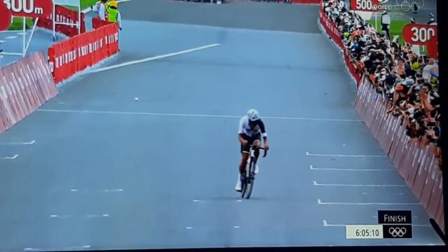 EL ECUATORIANO RICHARD CARAPAZ GANA MEDALLA DE ORO  EN CICLISMO - JUEGOS OLIMPICOS 2021