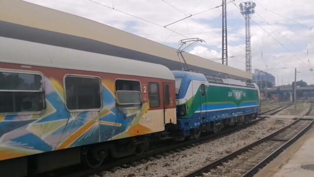 БВ 8651 с локомотив 80 038 "Хан Крум" потегля от гара Пловдив