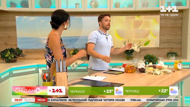 Готуємо смачні пиріжки: солодкі — з вишнями, солоні — із сиром та зеленню