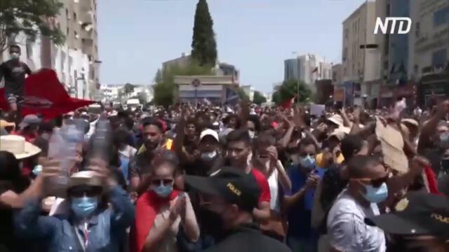 Президент Туниса ввёл комендантский час