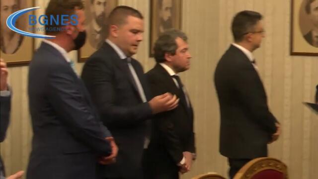 Радев връчи на Пламен Николов от ИТН мандат за кабинет