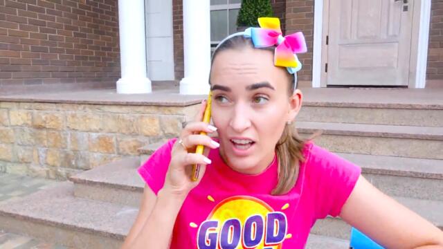 Niki in Giant Inflatable Maze Challenge