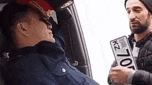 Спящият полицай много смях