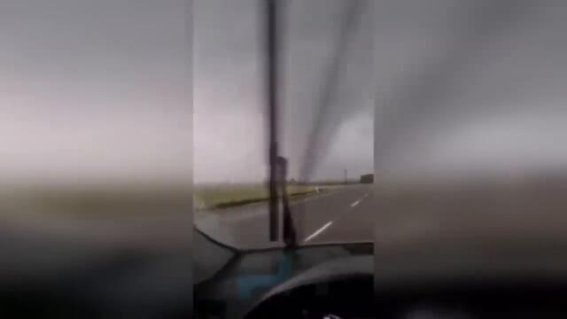 Everything crashing and flying !! ⚠️⚡️ Scary tornado hits USA now!