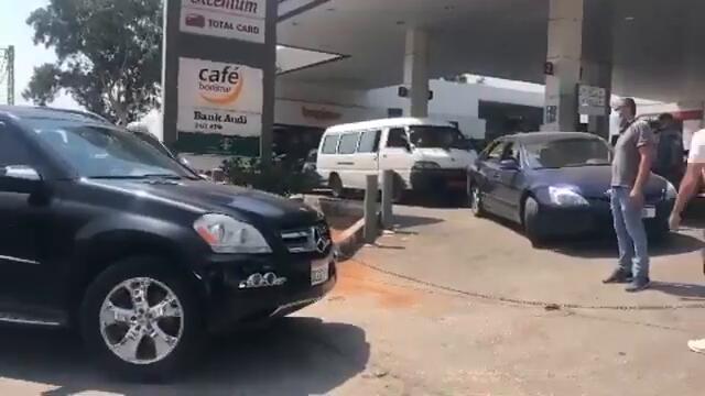 "قوى الأمن تسمح لسيارة دبلوماسي تجاوز "طابور الذل