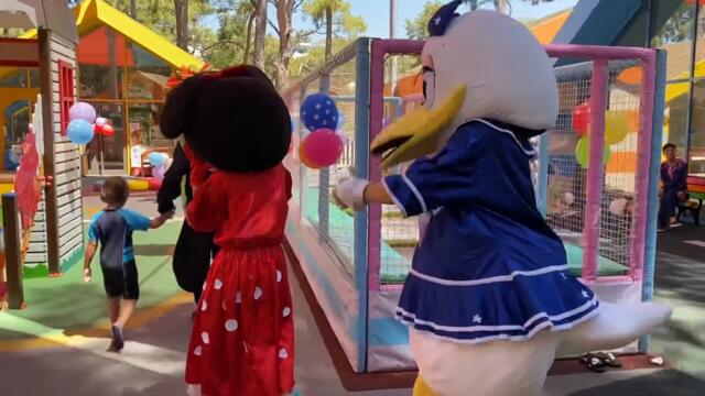 Sevimli kahramanlar Fatih Selim ve Yusuf ile ebelemece oynuyor.Mickey mouse ve arkadaşları eğleniyor