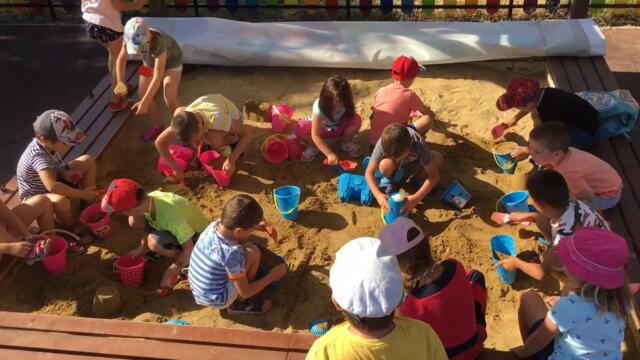 С игри и песни детството е тъй чудесно!