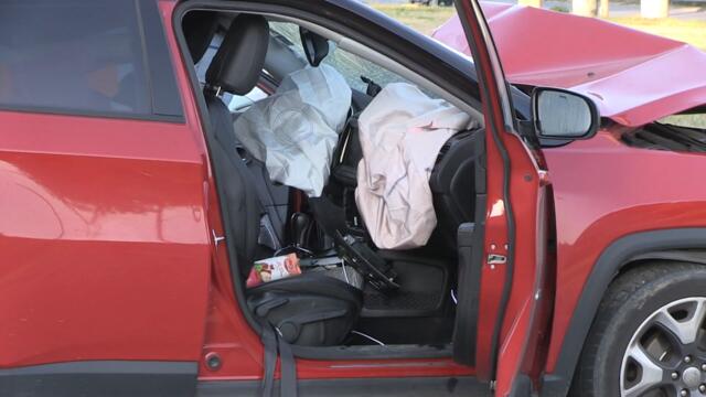 Джип се вряза в стълб на бул.“България“, двама чужденци пострадаха