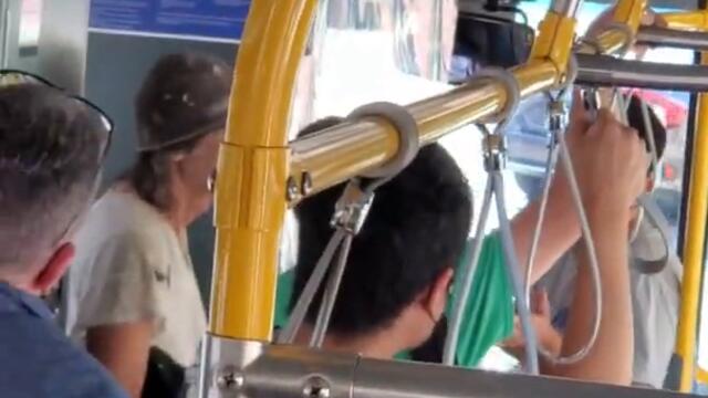 Anti-masker causes a scene and refuses to wear a mask or get off the bus