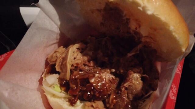 コメ牛　肉だくだくを食べてみた。I ate kome-gyu big beef sandwitches.　日本米大珈琲店的最大的三明治 放在大量的牛肉