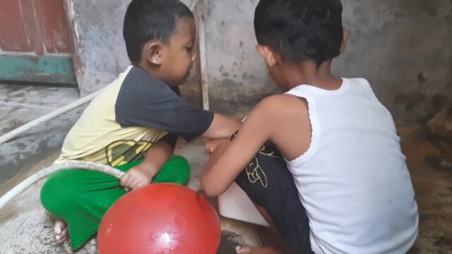 bermain balon air  l  azis and family