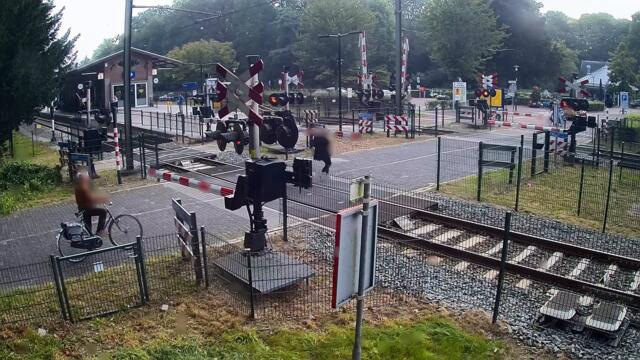 Op een haar na de trein gemist, levensgevaarlijk! Bijna aanrijding bij station Ermelo
