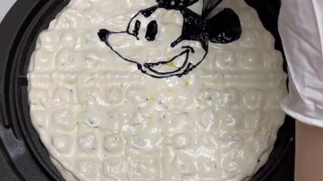 와플기계로 미키마우스 만들기   Making Mickey Mouse with a waffle machine