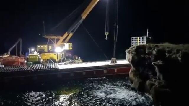 Скандално! Тор се сипе от заседналия кораб директно в морето