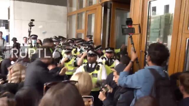 Англия. Народ пред централата на СЗО