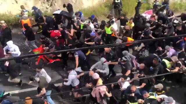 На хората им писна, искат си живота обратно.