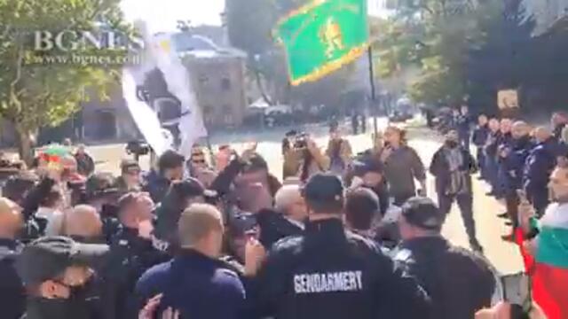 Протестиращи пресрещнаха министър Николай Денков