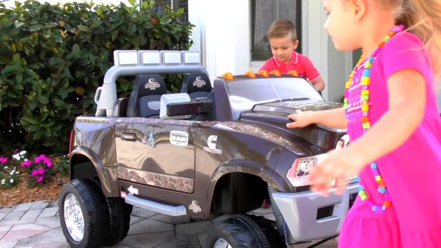 Roma and Diana Ride on Toy Car and pretend play with Toy Puppy.mp4