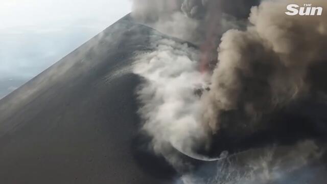 La Palma volcano launches 'lava bombs' as eruption rumbles on