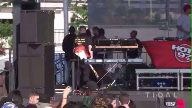 Travis Scott Yells/Kicks Cameraman off stage