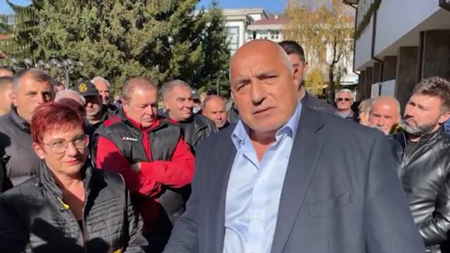 Борисов отвърна на нападките с новата серия снимки
