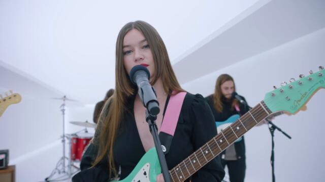 Wet Leg - Chaise Longue (Live) | Vevo DSCVR Artists To Watch 2022