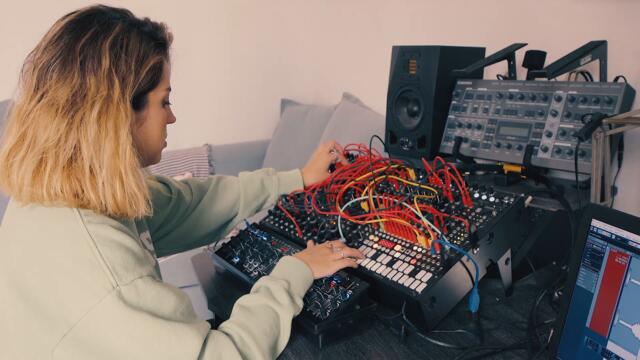 Julia Bondar - In Flame (Bonding, 2021): studio performance