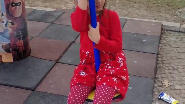 Детско забавление на въртележка