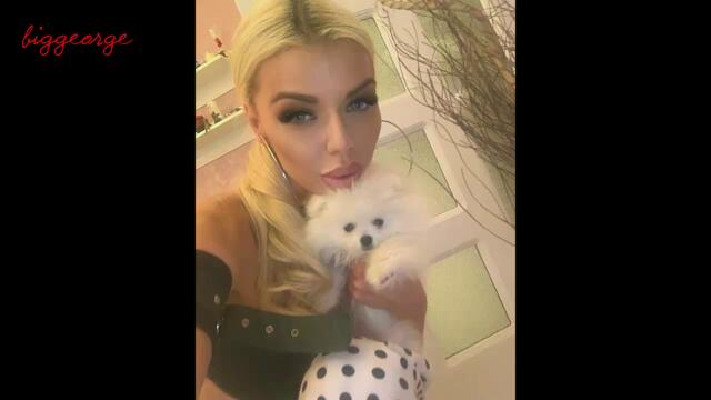 Деветдесет секси снимки на певицата Кристиана