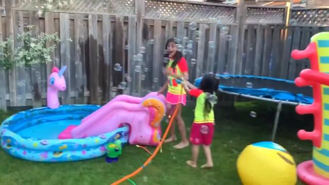 Дийма и Сали се състезават в надуваем басейн