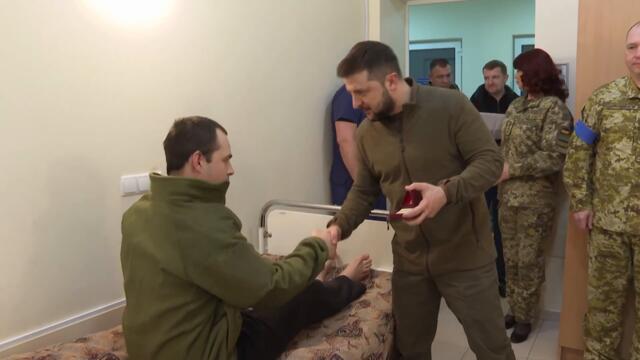 Президент відвідав поранених прикордонників у Головному військово-медичному центрі