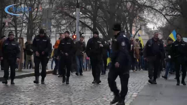 Обувки оставиха пред Руския културно-информационен център в памет на жертвите в Украйна