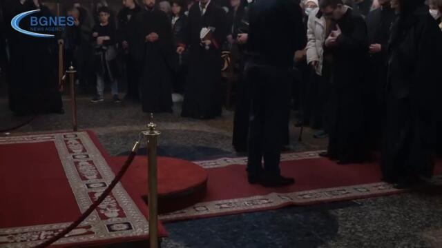 Миряни преминават под светата Плащаница на Разпети петък