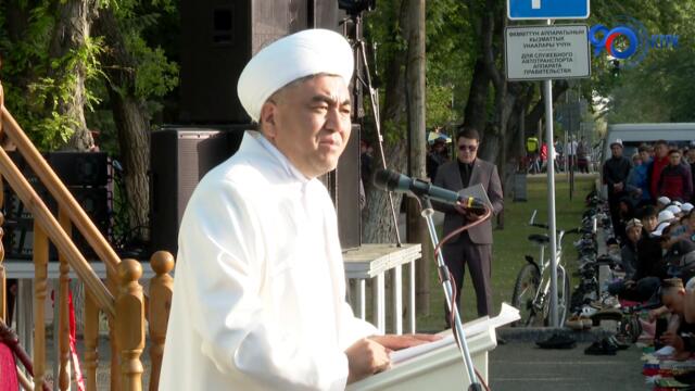 Президент Жапаров принял участие в праздничном айт-намазе