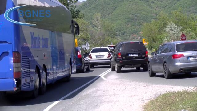 Интензивен трафик без тапи на Е-79 край Симитли