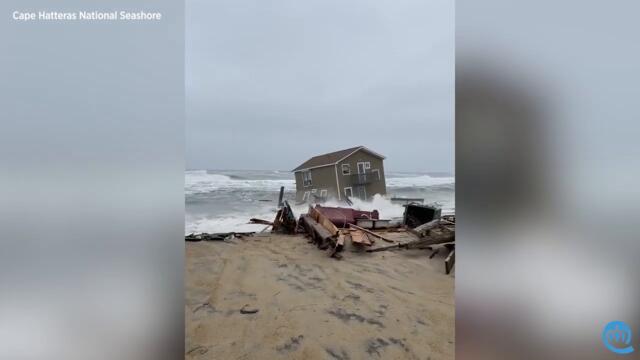 VIDEO: House in Outer Banks collapses into ocean