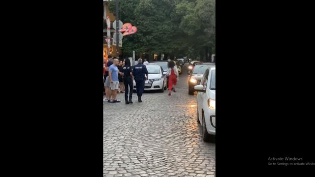 Клоуни направиха за смях и подигравки двама полицаи в центъра на София