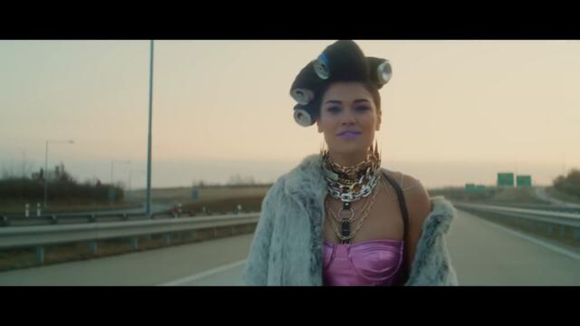 Andrea Kalousová - PADÁM (official video)