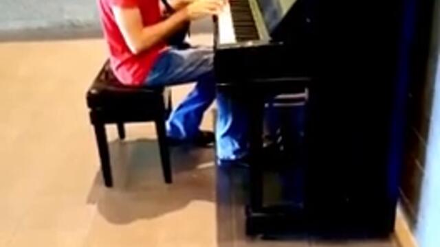 Pianisti in stazione, ad un tratto passa il treno con suono magico che lo accompagna