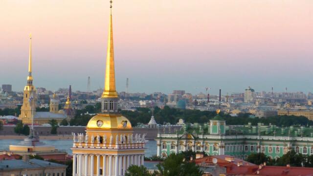 Красивый закат  с Колоннады  Исаакиевского собора в полнолуние...