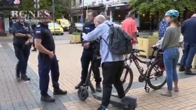 Полицаи глобиха мъж с тротинетка в София