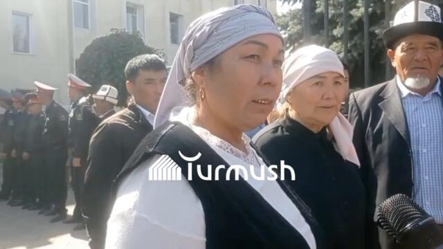 С.Жапаров менен К.Ташиев Өзгөндө: Жашоочулардын биринчи агымы чыкты