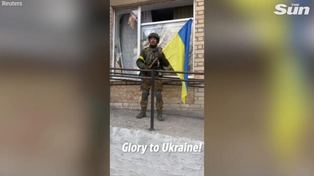 Ukrainian soldier raise flags and receive hero's reception in Kherson