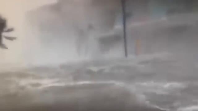 California is sinking! The strongest flood carries people's houses and cars under water!