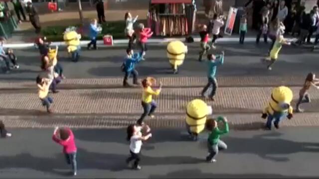 y2mate.com - Despicable Me  Minions dance at The Grove  Illumination_360p