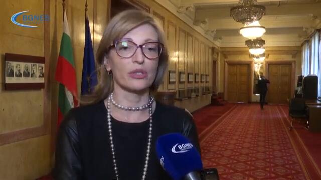 Захариева: Пендаровски пречи на двустранните отношения, обслужва Белград и Москва